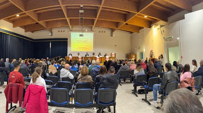 Al liceo scientifico “L.B. Alberti” di Minturno, Domenico Porzio presenta il suo libro “Dieta oltre il confine della privazione” Al liceo scientifico “L.B. Alberti” di Minturno, Domenico Porzio presenta il suo libro “Dieta oltre il confine della privazione”
